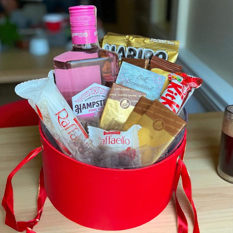 Szalagtűzőre - itallal, édességgel