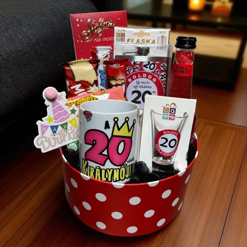 20. születésnapra készült ajándékbox – flaska, felespohár, édességek, vodka mix