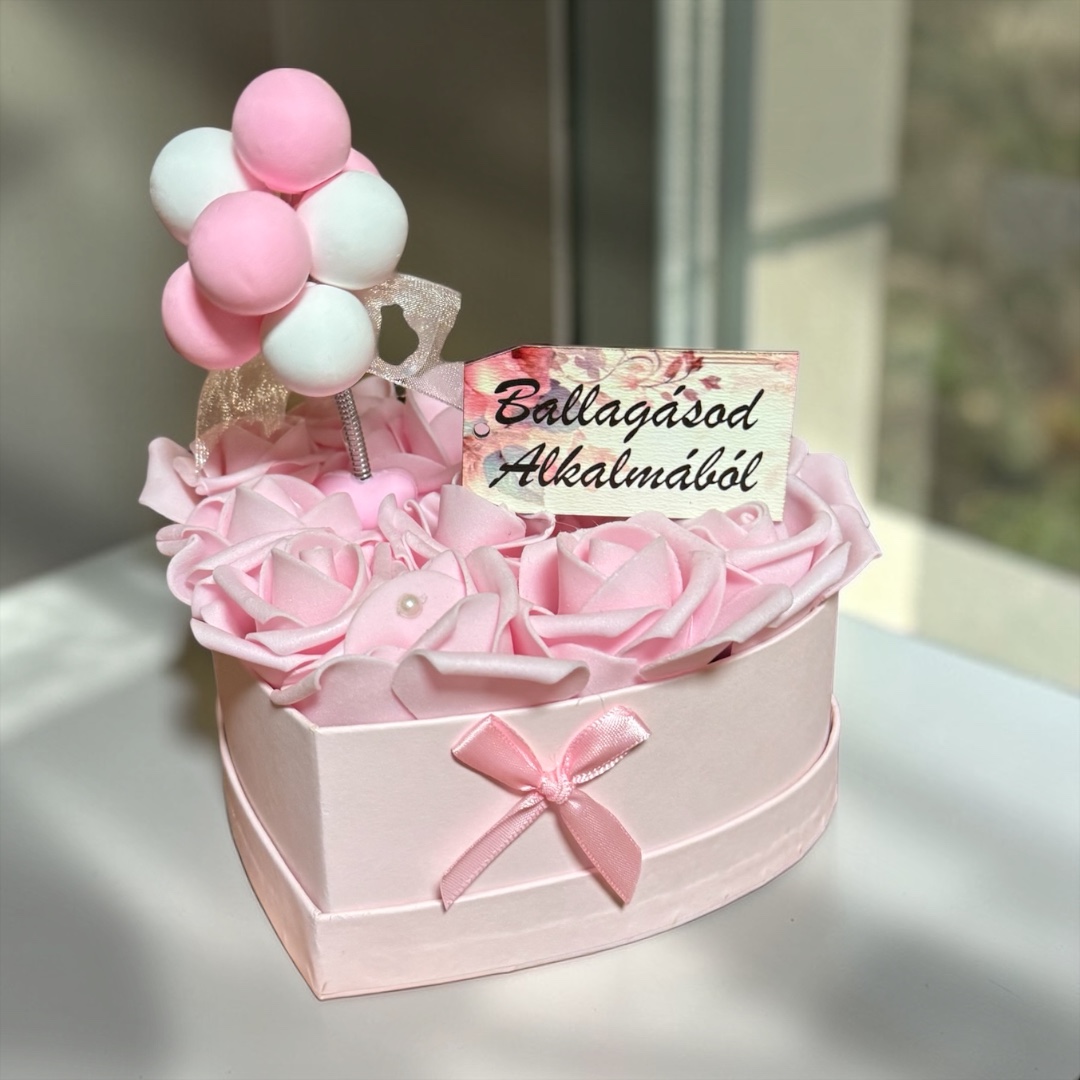 Szív alakú ballagási box rózsaszín rózsákkal és lufi dekorral