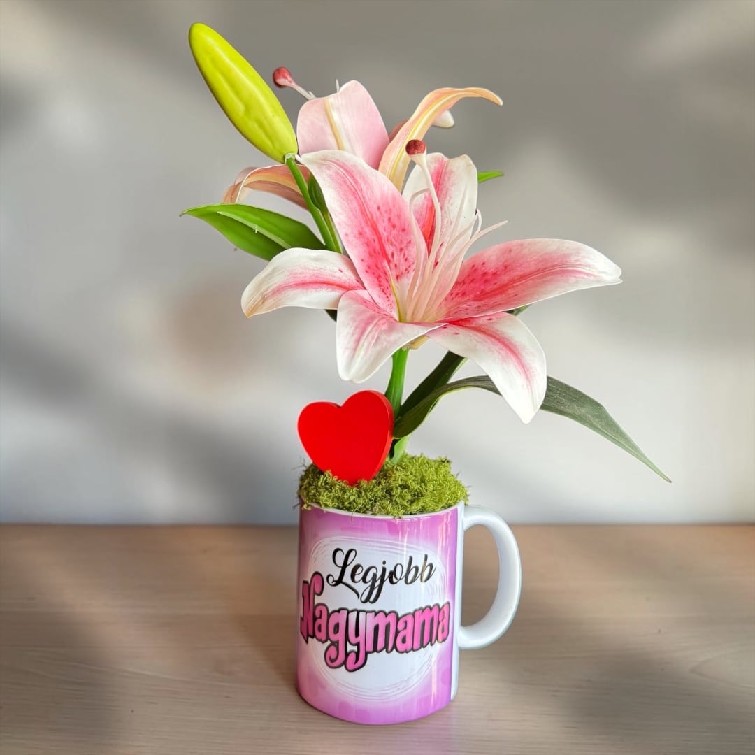Liliom bögrében – „Legjobb nagymama” felirattal