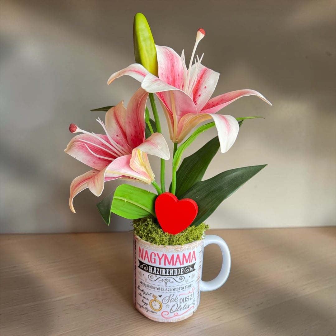 Liliom bögrében – „Nagymama” felirattal
